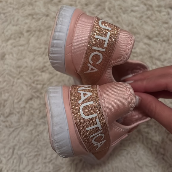 Girls nautica shoes size 9 stretchable very comfortable - Picture 4 of 5